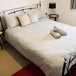 Modern 2 Bed Close To Station