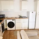 Modern 2 Bed Close To Station