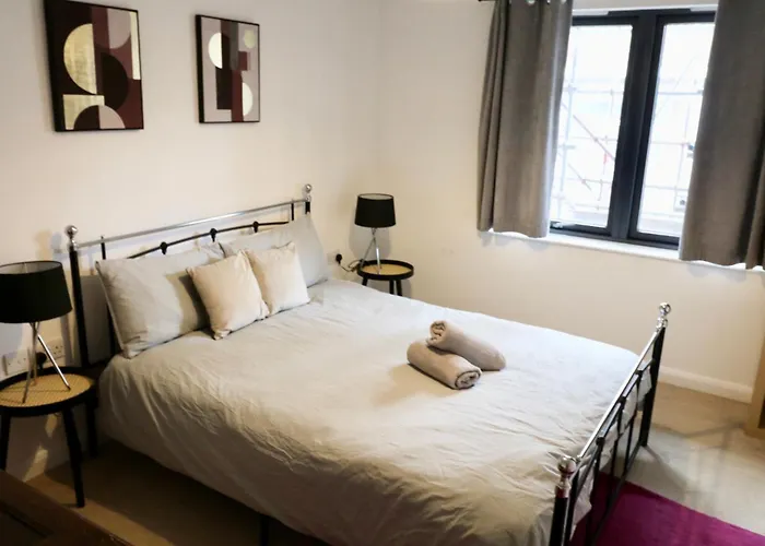 Modern 2 Bed Close To Station