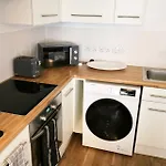 Modern 2 Bed Close To Station