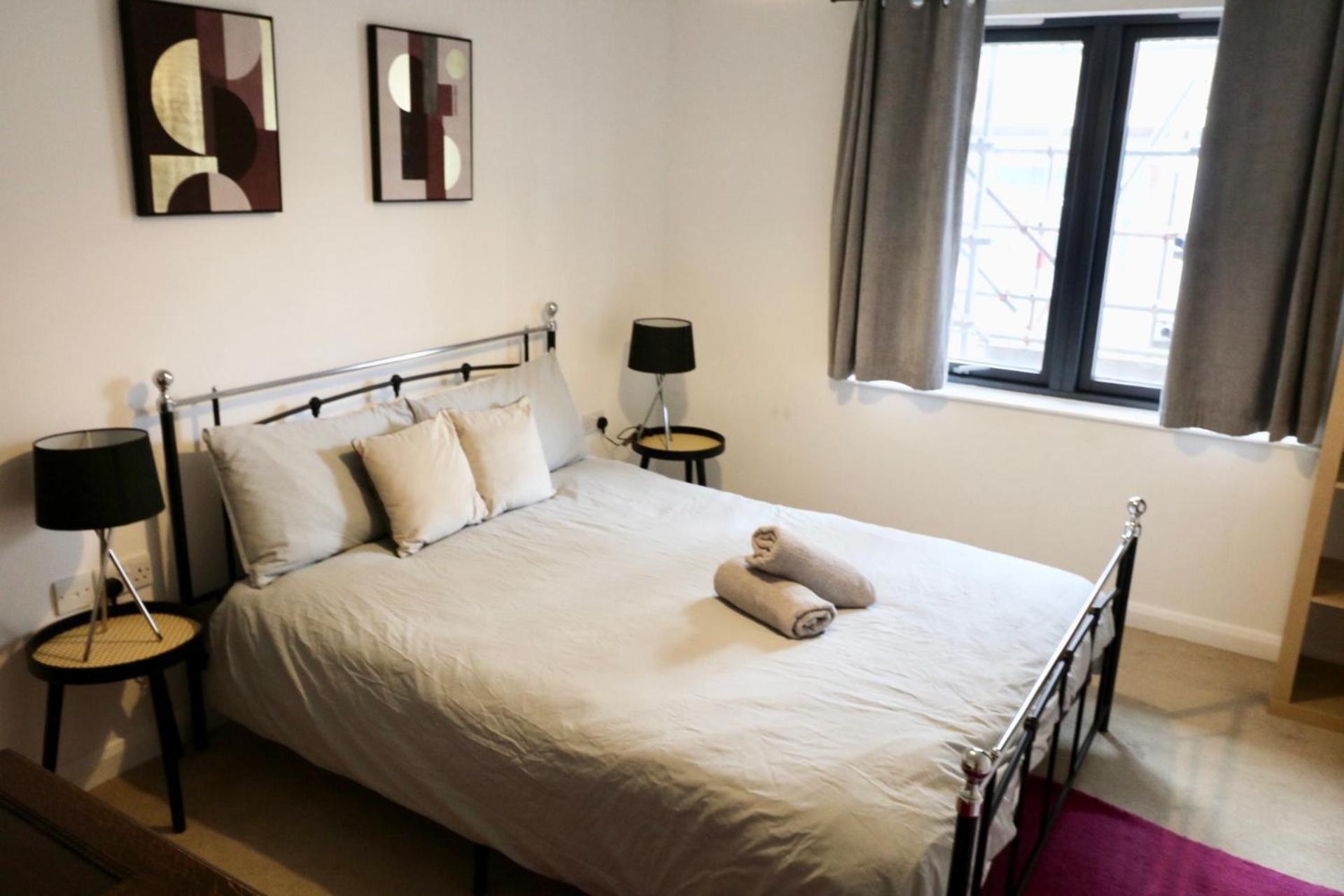 Modern 2 Bed Close To Station Apartment