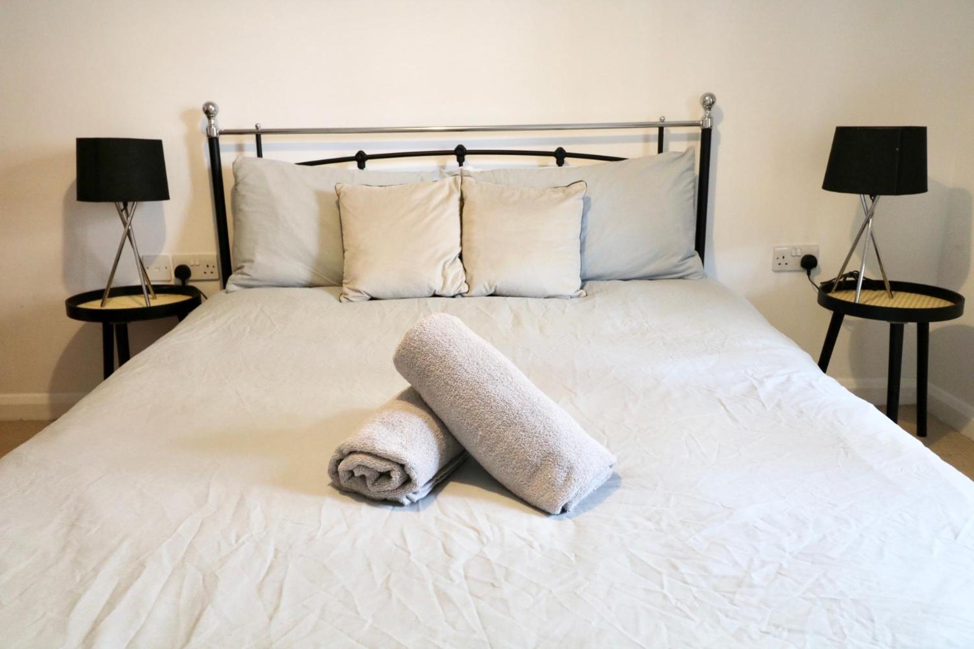 Modern 2 Bed Close To Station Apartment London